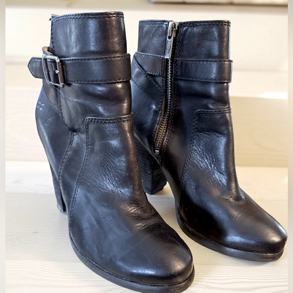 Frye Shoes - Frye EUC Size 5.5 Beautiful Black Pattie Riding Ankle Heeled Booties (SH007)